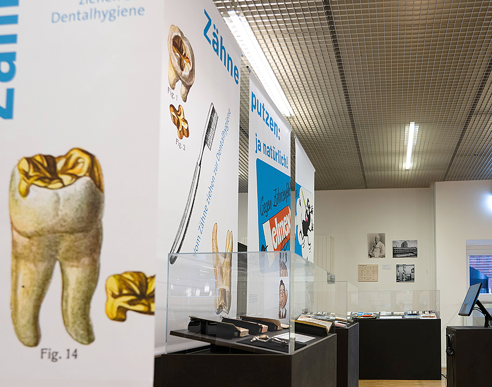 Szenebild der Ausstellung Zahnmedizin in der UB Medizin Careum
